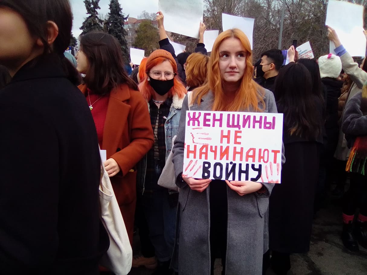 Чел заехал в центр митинга феминисток. Митинг феминисток. Митинг феминисток в Баку. Украина феминистка против войны.